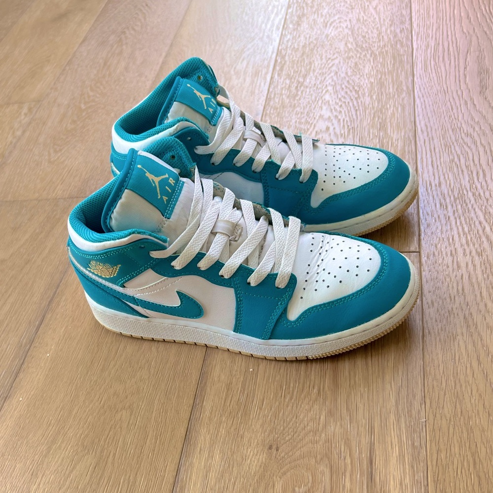 AIR JORDAN 1 MID AQUATONE GS (grade school) - US 4Y